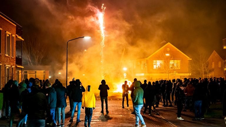 Er werd ook zwaar vuurwerk afgestoken in Veen (foto: SQ Vision).