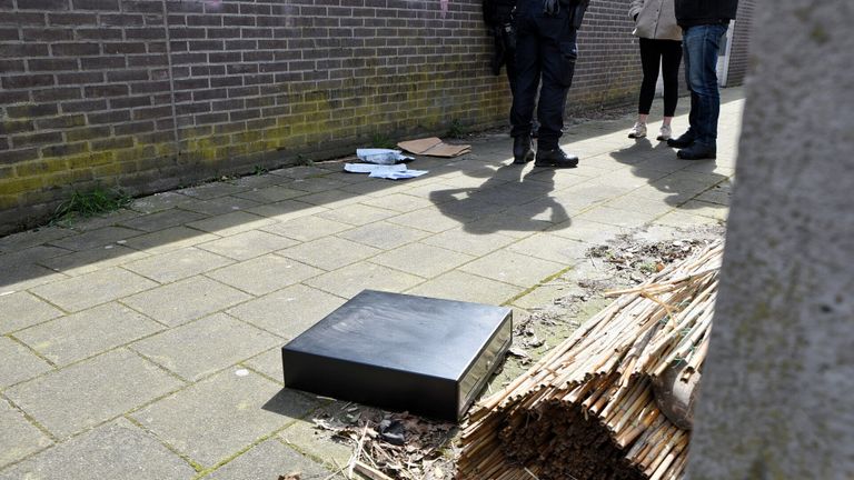 De kassalade werd later op straat gevonden (foto: Toby de Kort/SQ Vision)