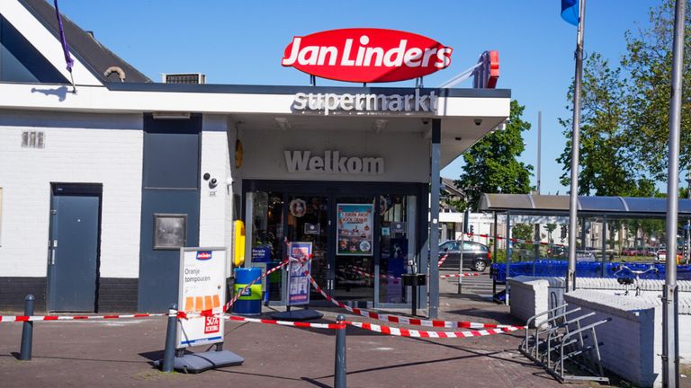 De Jan Linders-supermarkt in Helmond is ontruimd vanwege de plofkraak (foto: Dave Hendriks/SQ Vision).