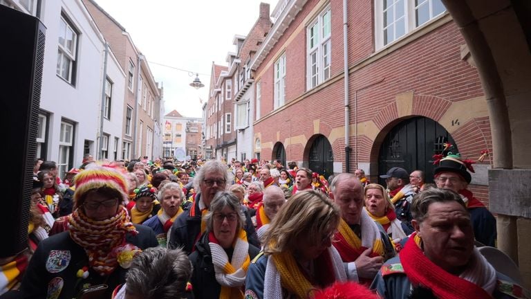 Grote drukte bij de gedenksteen in Oeteldonk (foto: Megan Hanegraaf)