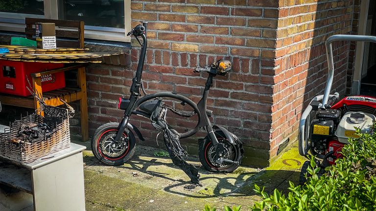 De fiets waarvan de accu vermoedelijk in brand vloog (foto: SQ Vision).