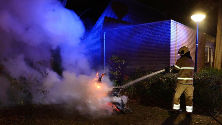 De brandweer kon niet voorkomen dat de deelscooter in de T.M. Kortenhorstlaan in Rosmalen verloren ging (foto: Bart Meesters).