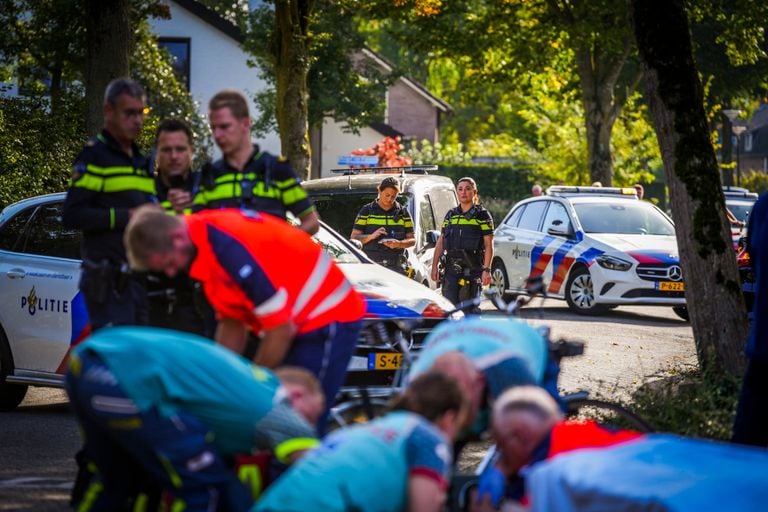 Verschillende hulpverleners werden opgeroepen na het ongeluk in Nuenen (foto: SQ Vision).