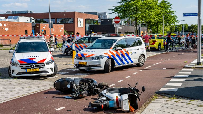 De scooters die bij de botsing betrokken waren (foto: Jack Brekelmans/SQ Vision Mediaprodukties).l 