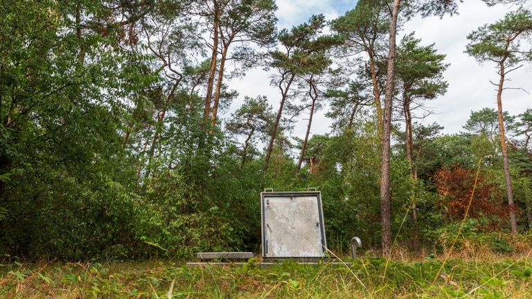 Onopvallend en midden in de natuur, een put van Brabant Water. 