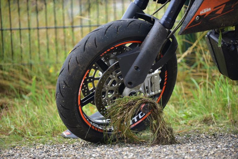 Volgens een agente is de kiezellaag op de Klaterspeelweg in Maarheeze veel te dik (foto: Johan Bloemers/SQ Vision).