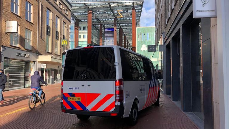 De politie is zondagochtend preventief aanwezig in het centrum van EIndhoven (foto: René van Hoof). 