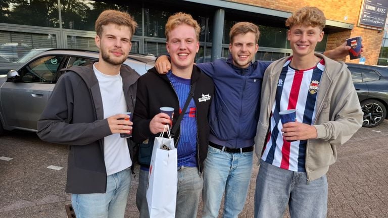 Willem II-supporters Timo Swaans, Colin Lane, Jarne Swaans en Maarten van den Berg (foto: Leon Voskamp).