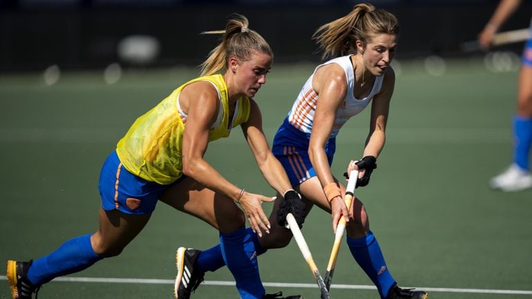 Joosje Burg (links) op de training van het Nederlands team. (Foto: ANP, Sander Koning)