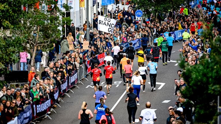 Rijendik staat het publiek opgesteld langs het parcours. (Foto: Eye4Images)