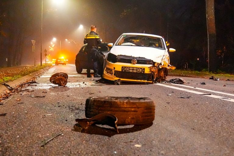 De drie auto's raakten bij de botsing total loss (foto: Harrie Grijseels/SQ Vision).