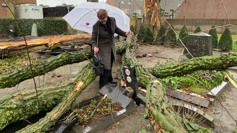 Anke Broeckx bij het graf van haar ouders (foto: Imke van de Laar).