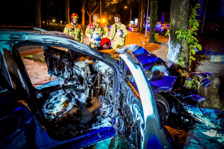 De twee mensen die in de gecrashte auto zaten, zijn naar een ziekenhuis gebracht (foto: SQ Vision).