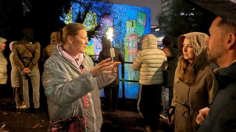 Mandy van Pruissen geeft uitleg bij het Van Abbemuseum (foto: Studio040).