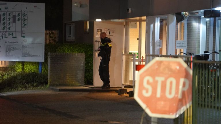 De politie doet onderzoek bij het azc in  Budel (foto: WdG/SQ Vision).