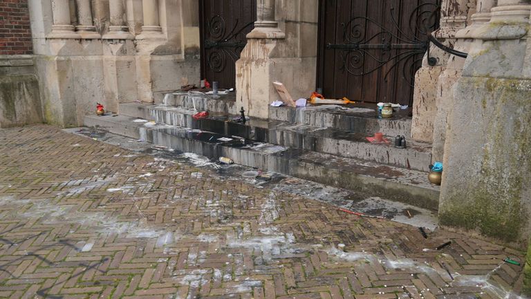 Een ware bende voor de Sint-Lambertuskerk in Etten-Leur zaterdagochtend.