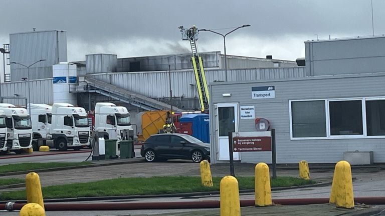 De brand is in een transporthal waar een lange transportband staat (foto: Eva de Schipper)