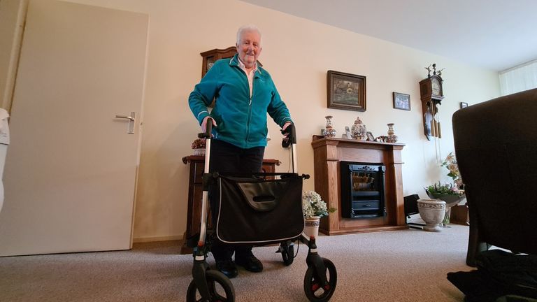 Jo van der Linden met haar rollator (foto: Noël van Hooft)