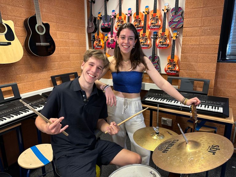 Mark en Sara spelen buiten school ook in dezelfde band. (foto: Floortje Steigenga).