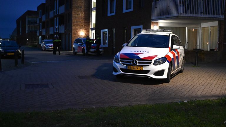 De politie doet onderzoek aan de Leurse Dijk in Etten-Leur (foto: Perry Roovers/SQ Vision).