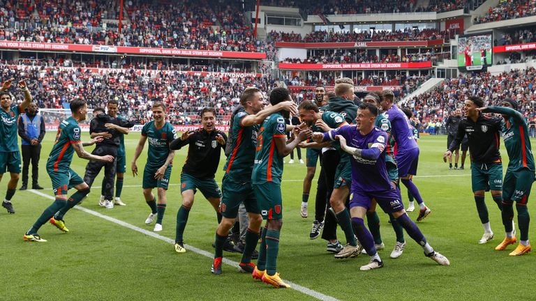 Feestende RKC Waalwijk-spelers na de handhaving. (Foto: ANP, Maurice van Steen)