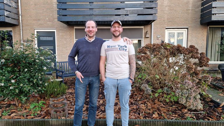 De tweelingbroers Rick (links) en Geert (rechts) voor het ouderlijk huis waar ze nog steeds wonen (foto: Tom Berkers).