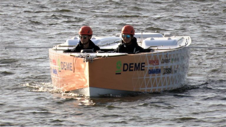 De waterstofboot van het Hydro Motion Team in het water bij Drimmelen. (foto: Raoul Cartens)