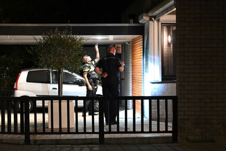 Onderzoek bij het getroffen huis aan de Passendalestraat in Breda foto: Perry Roovers/SQ Vision).