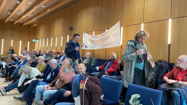 Volle tribune met protesterende Tilburgers (Foto: Agnes van der Straaten) 