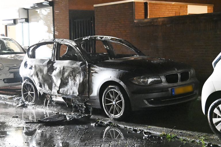 Het dak van de auto belandde op het dak van een schuur aan de overkant van de straat (foto: Perry Roovers/SQ Vision).