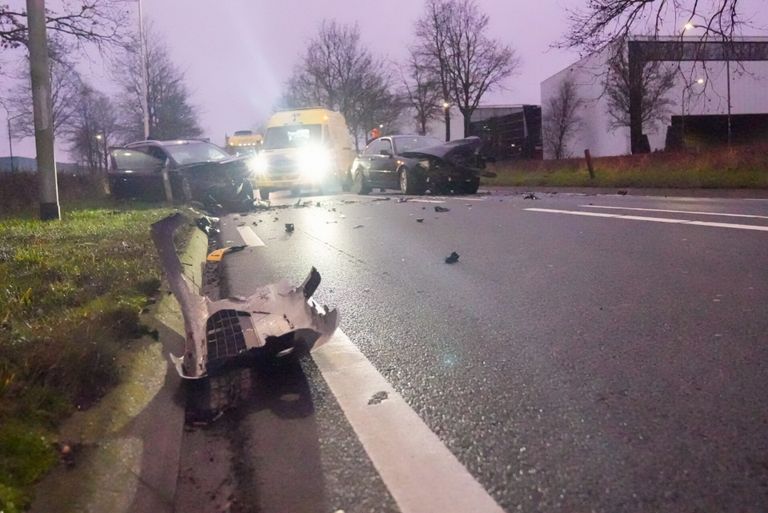 Vrouw gewond na botsing tussen twee auto's (foto: Harrie Grijsseels/SQ Vision).