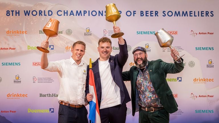 Oliver Klamminger uit Oostenrijk werd derde, Léon Rodenburg eerste en Dennis Kort uit Nederland tweede (foto: World Cup Beersommeliers).