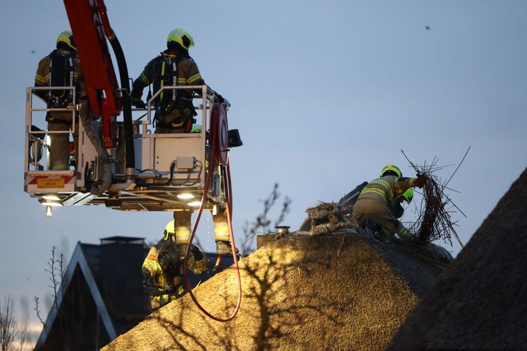 De brandweer aan het werk in Sint-Oedenrode (foto: Sander van Gils/SQ Vision).