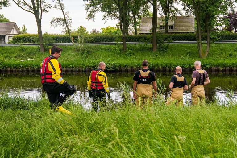 Vanmorgen werd het kanaal door de brandweerlieden vergeefs afgezocht (foto: Harrie Grijseels/SQ Vision).