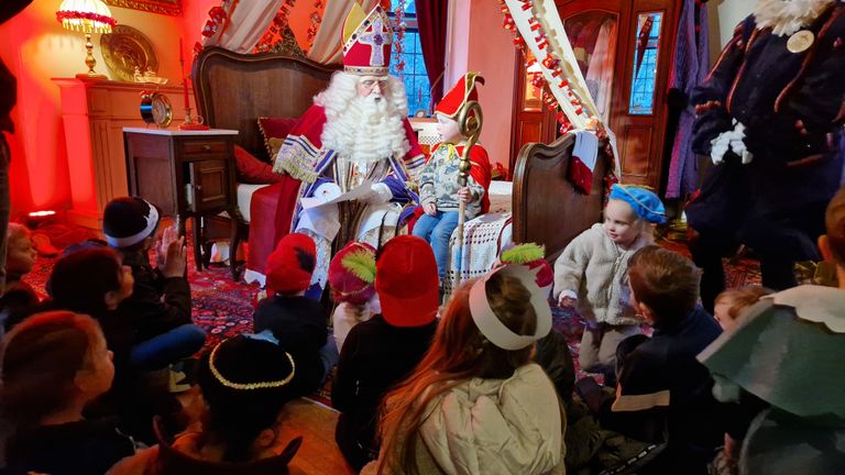 Stijn bij Sinterklaas op bed in het Kasteel van Sinterklaas (foto: Noël van Hooft)