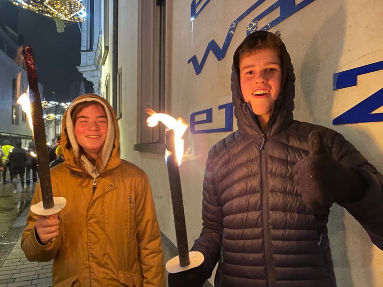 Teun en Tijn tijdens Fakkels voor Vrede (foto: Omroep Brabant).