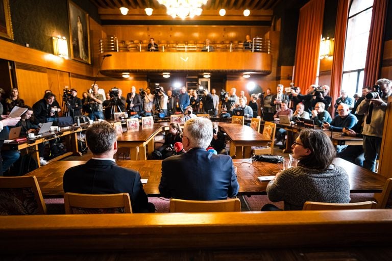 Grote drukte op de persconferentie over de eerste coronapatiënt in Tilburg. Rechts: Ariene Rietveld. Foto: ANP