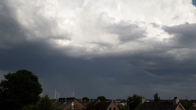 Ook boven Made zag het er dreigend uit. (Foto: Anja Bastiaanse)