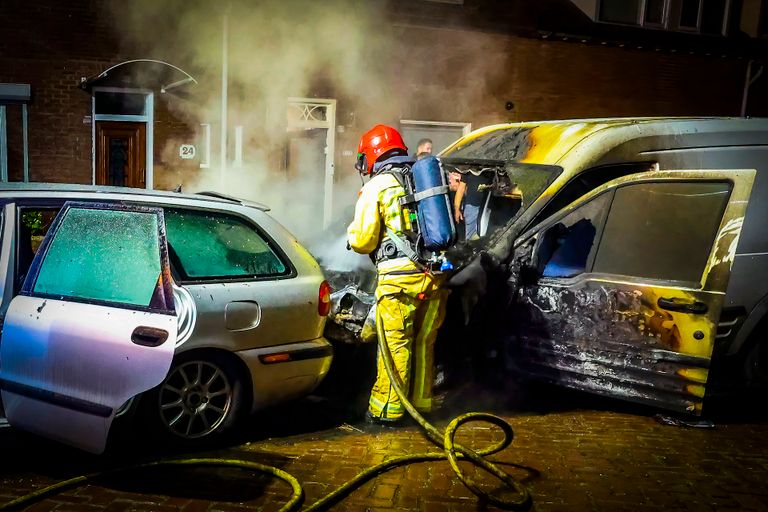 Het vuur begon bij de bestelbus en sloeg over naar de auto daarvoor (foto: SQ Vision).