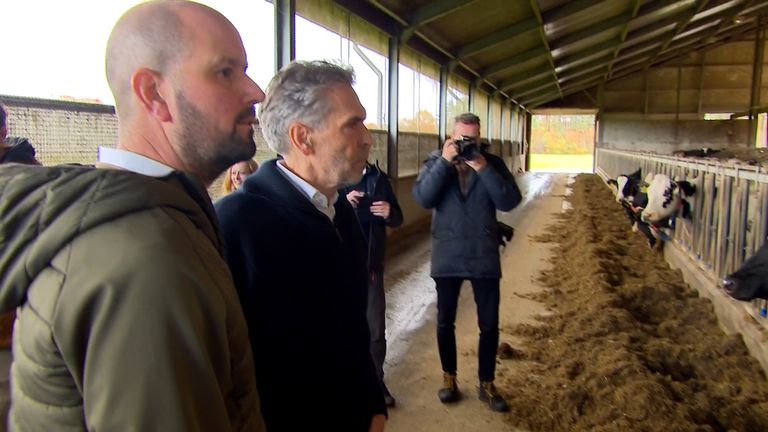 Premier Schoof krijgt een rondleiding in een stal in Bergen op Zoom (foto: Omroep Brabant)