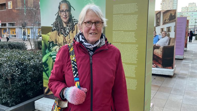 Marjo Hoogzaad bij de fototentoonstelling Oud Roze in Tilburg (foto: Tom van den Oetelaar).