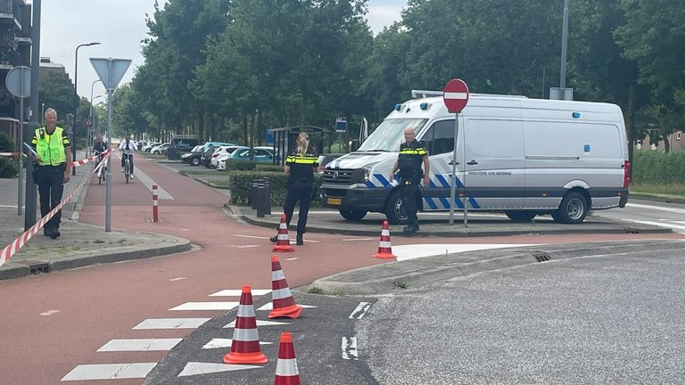 De politie bij de Hildebrandstraat in Den Bosch (foto: Bart Meesters).