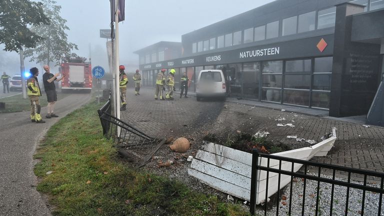 De auto schoot door een hek en ramde een bloembak (foto: Toby de Kort/SQ Vision).