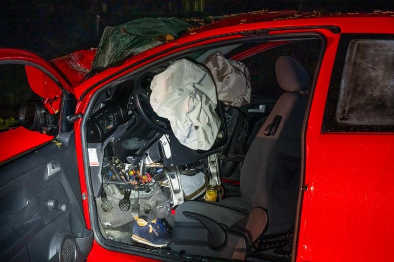 De bestuurster moest uit haar auto bevrijd worden na de crash op de Stroomkesberg in Vessem (foto: Dave Hendriks/SQ Vision).
