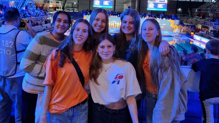 Florien van Veenen (in het witte shirt) met haar vriendinnen.