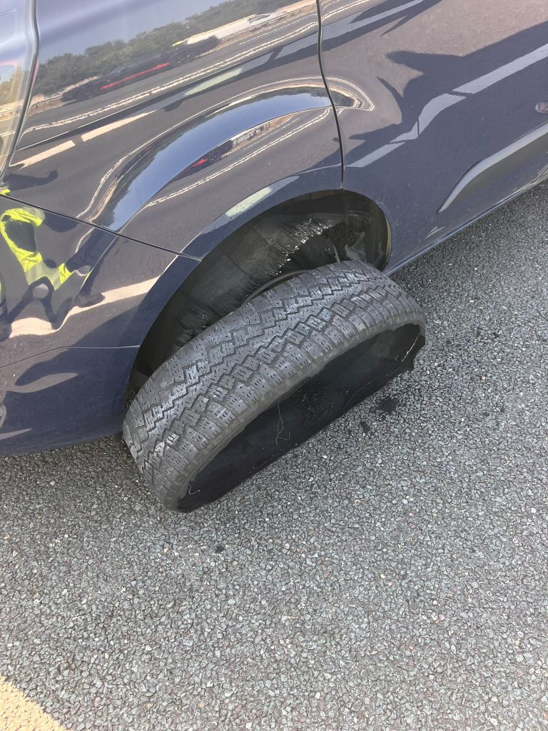 De bestelbus strandde op de A59 bij Maliskamp (foto: X/Wis_Robert).