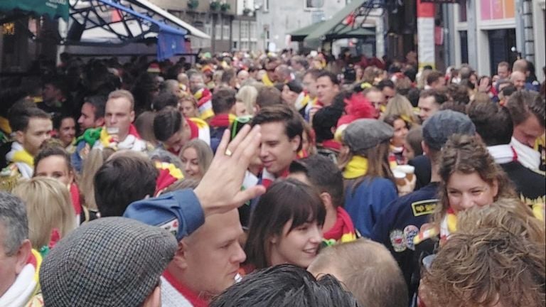 Drukte op de Korenburgstraat in Den Bosch (foto: Dave Holtman). 