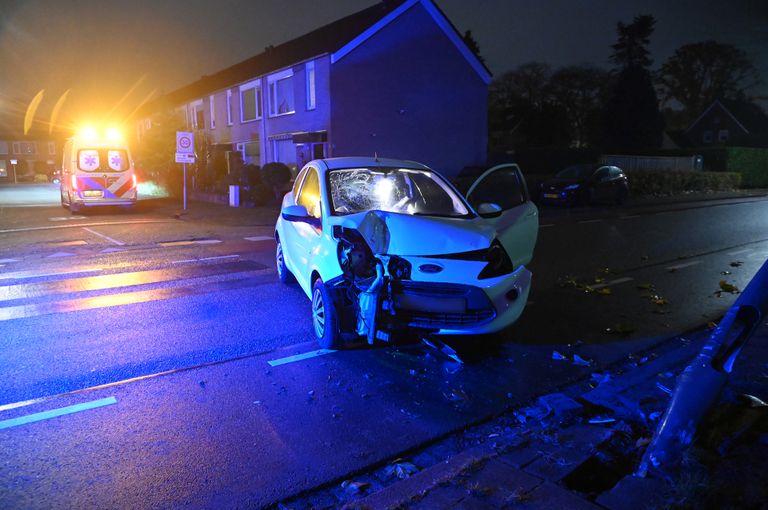 De auto raakte bij de crash zwaar beschadigd (foto: Perry Roovers/SQ Vision).