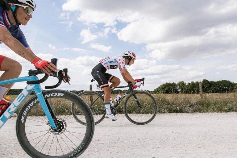 Femke in de bolletjestrui tijdens de Tour (foto: Frank Gerritse).