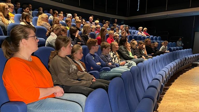 Basisschoolkinderen zagen vandaag de film over de natuur in het industriegebied (foto: Erik Peeters).